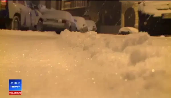 Probleme în traficul din Capitală, după prima ninsoare din acest an. ”Mă duc sanie”