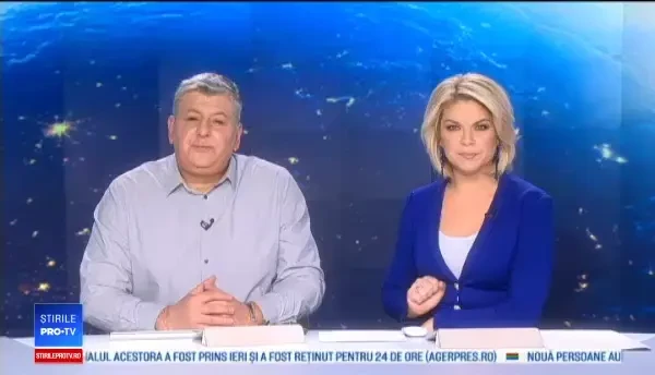 Șofer salvat dintr-o mașină în flăcări de intervenția unui grup mare de oameni