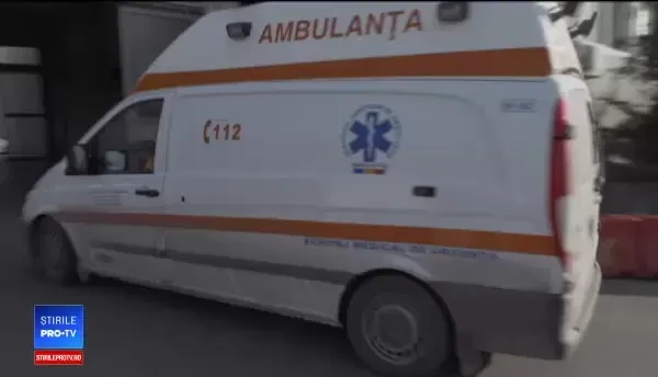 Rudele spun că bărbatul scăpat de pe targă era paralizat. Ambulanțieri: ”S-a mișcat brusc”