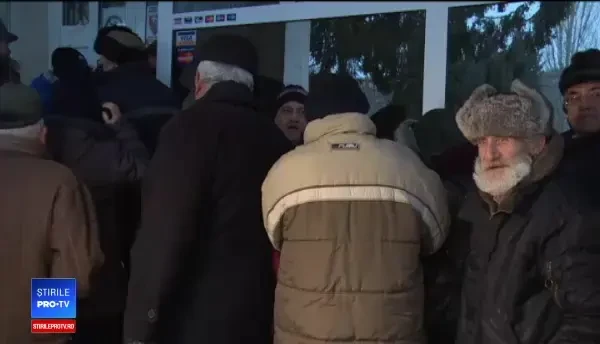 Coadă pentru plata taxelor cu reducere, deși termenul limită era 31 martie