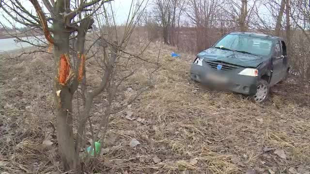 O femeie s-a răsturnat cu mașina în care se afla copilul ei de 2 ani. Cauza accidentului