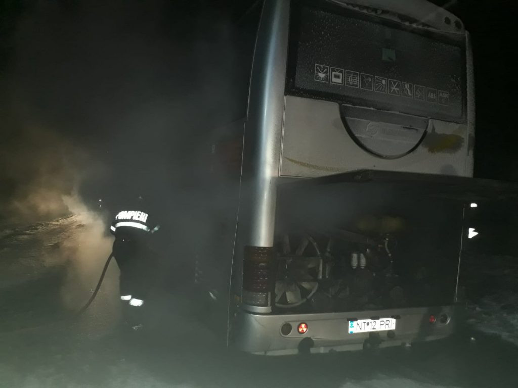 Un autocar în care se aflau 30 de pasageri a fost cuprins de flăcări în Neamț