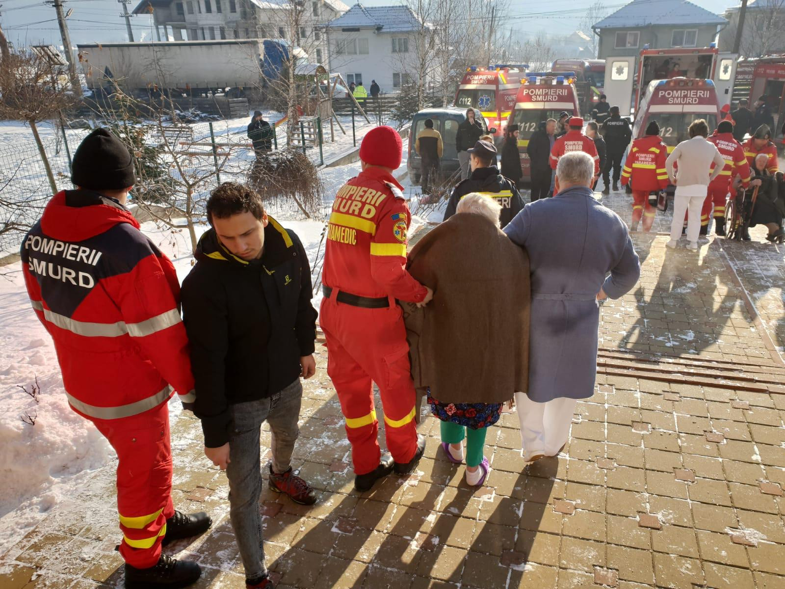 Incendiu violent la un azil de bătrâni, în Suceava. Planul Roșu de Intervenție activat