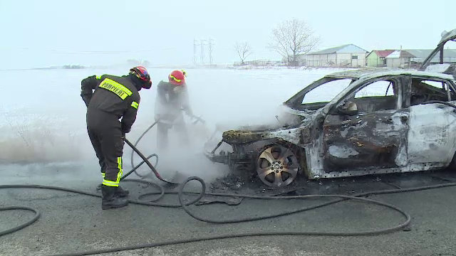 Mașină de 20.000 de euro, în flăcări, în Arad. Autoturismul era în teste