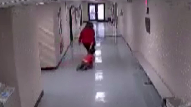 Momentul în care o profesoară târăște un băiețel cu autism: „Vrei să mergi?”