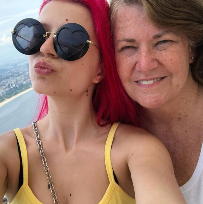 O vloggeriță de 24 de ani se va căsători cu o femeie de 61 de ani. Ce spune despre relație