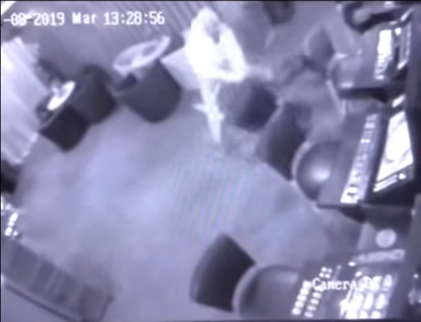 Angajata unui cazinou, lovită cu scaunul în cap și tâlhărită de un recidivist. VIDEO