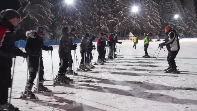 Distracție în nocturnă la munte. Turiștii profită de pârtiile libere pe înserat
