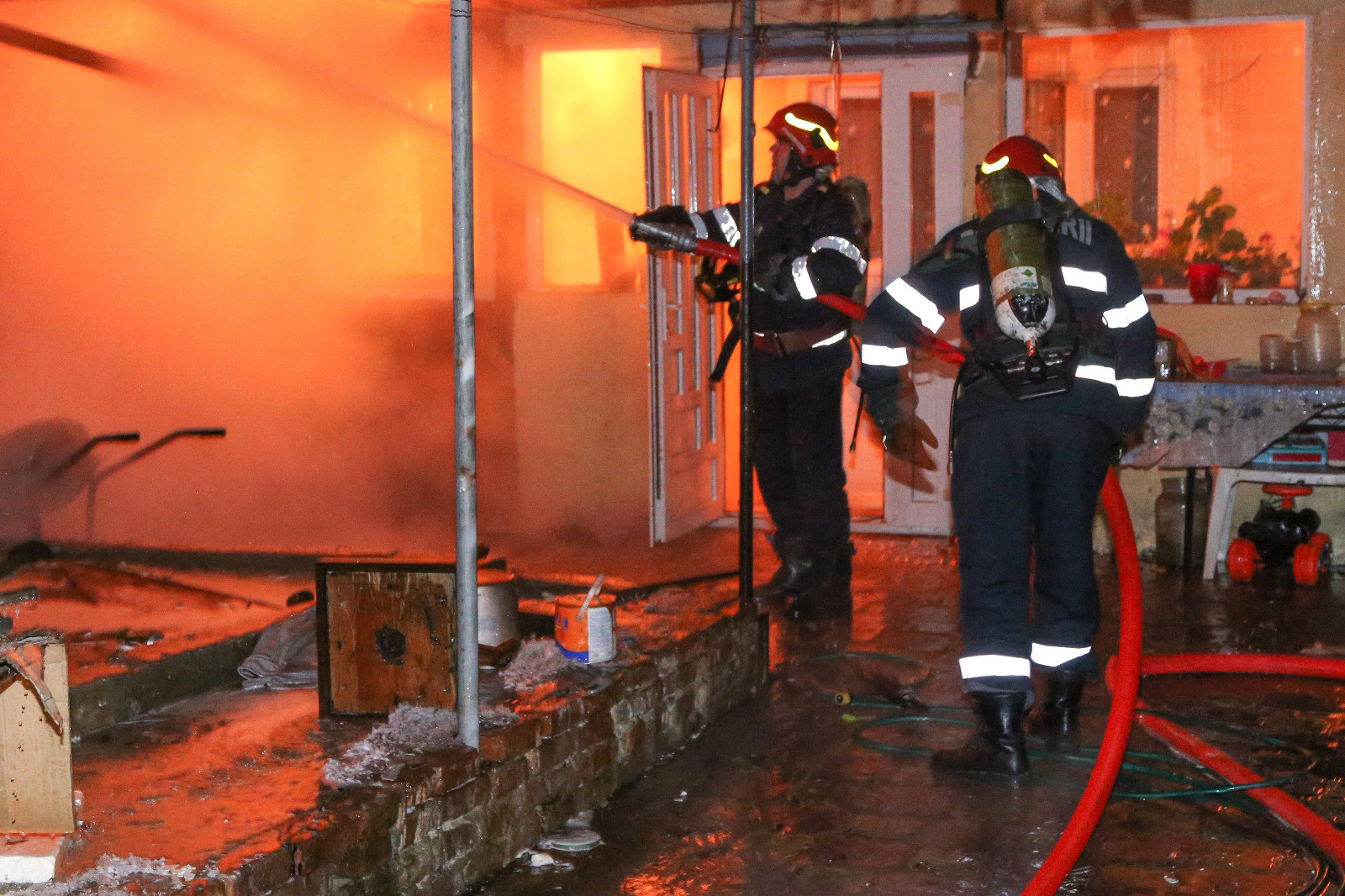 Vești bune pentru trei familii care au rămas pe drumuri acum o lună. Casele care au ars într-un incendiu vor fi refăcute