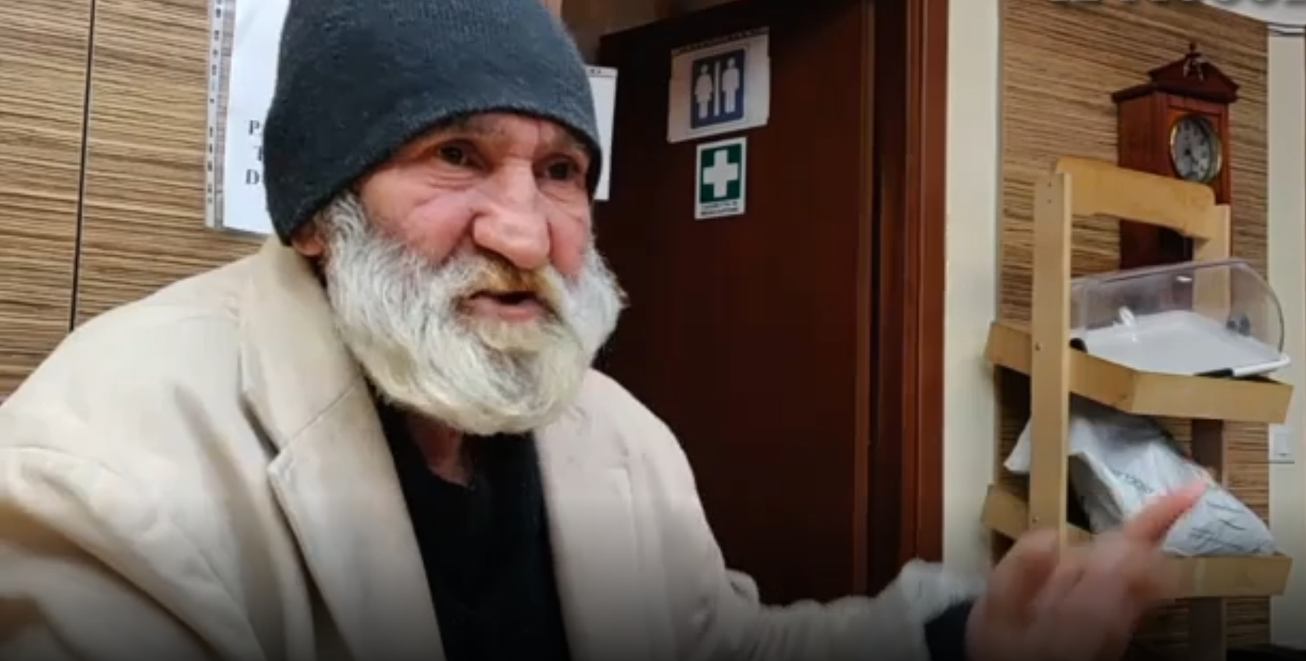 Cât ar câştiga cerşetorul român din Italia căruia un politician i-a aruncat lucrurile