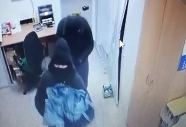 Hoți prinși de agenți după ce au tras în mașina lor. Momentul când au dat lovitura. VIDEO