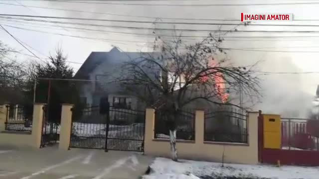 Incendiu uriaş într-o comună din Dâmboviţa. Două familii erau să ardă de vii
