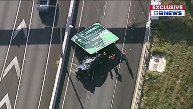 Un panou de pe şosea a căzut peste o maşină în mers. Ce a păţit şoferiţa