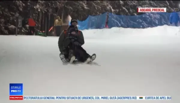 Distracție în nocturnă la munte. Turiștii profită de pârtiile libere pe înserat