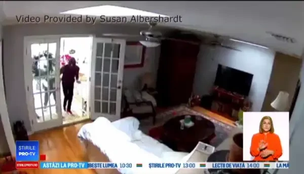 Momentul în care 3 hoți sparg casa unei femei. Proprietara a văzut totul pe telefon