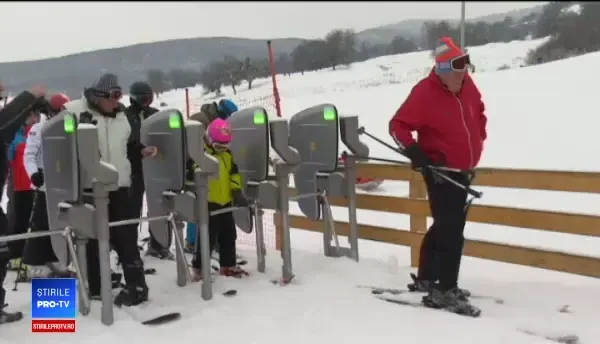 Reacţia turiştilor care şi-au stricat schiurile pe pârtia din Bistriţa. "Se vede pământul"
