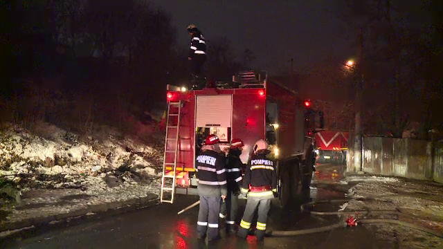 Incendiu puternic în Capitală. Speriați de flăcări, vecinii și-au scos buteliile din case