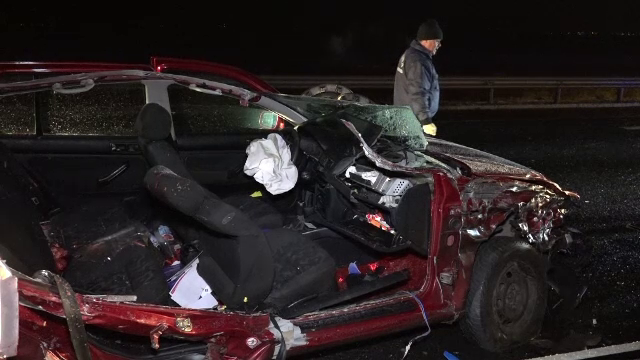 Accident teribil pe A1. Doi morți după ce o mașină a intrat într-un TIR