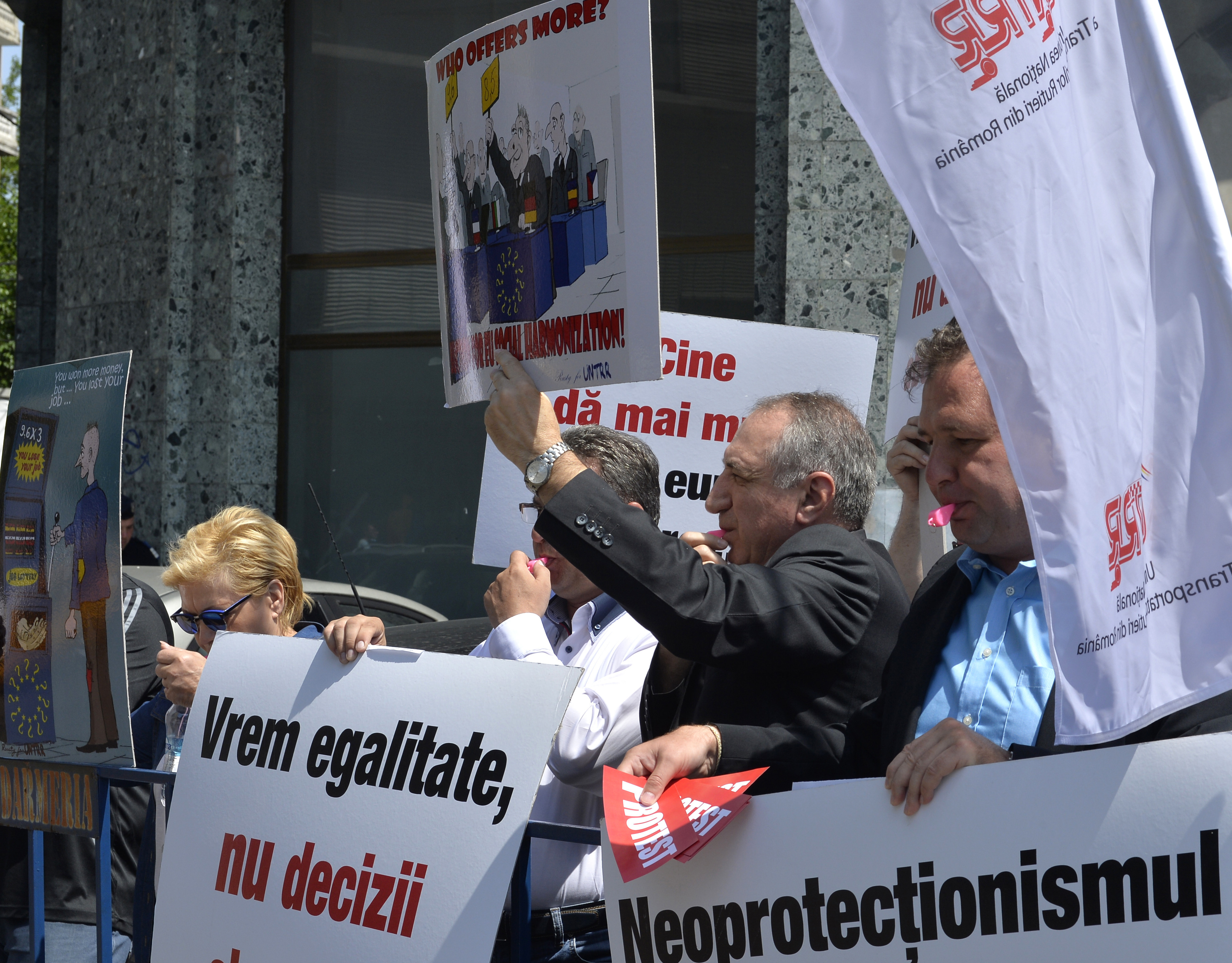 Liderii UE, întâmpinați cu proteste la București. Transportatorii români sunt nemulțumiți