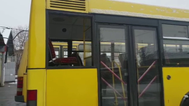 Incident şocant în Ploieşti. O fată a ajuns la spital, după ce a căzut cu geamul unui autobuz aflat în mers
