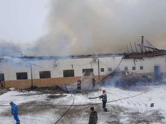 Incendiu puternic într-o clădire din Vrancea. Primar: „A luat foc Primăria!”