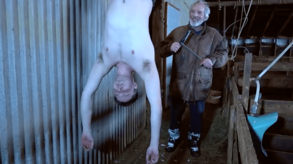 Un fermier a filmat un clip în care împuşcă şi apoi se pregăteşte să tranşeze un vegan