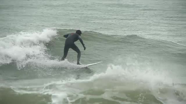 Cine sunt surferii care se dau cu placa pe Marea Neagră la -2 grade. "Apa e perfectă"