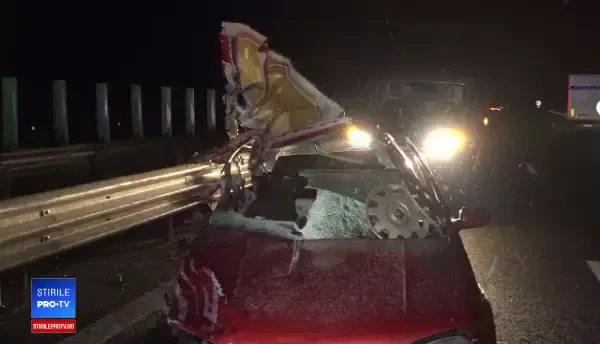Accident teribil pe A1. Doi morți după ce o mașină a intrat într-un TIR