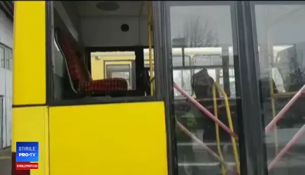 Incident şocant în Ploieşti. O fată a ajuns la spital, după ce a căzut cu geamul unui autobuz aflat în mers