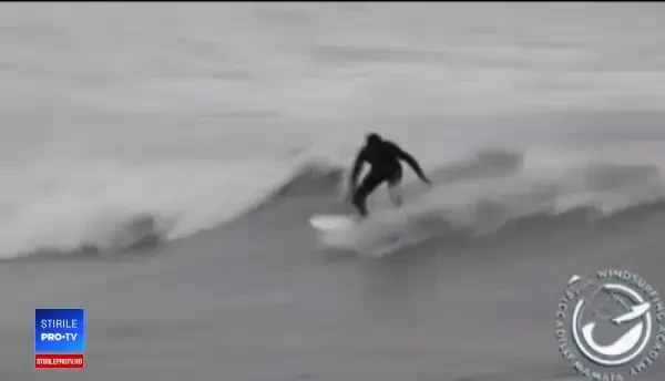 Cine sunt surferii care se dau cu placa pe Marea Neagră la -2 grade. "Apa e perfectă"