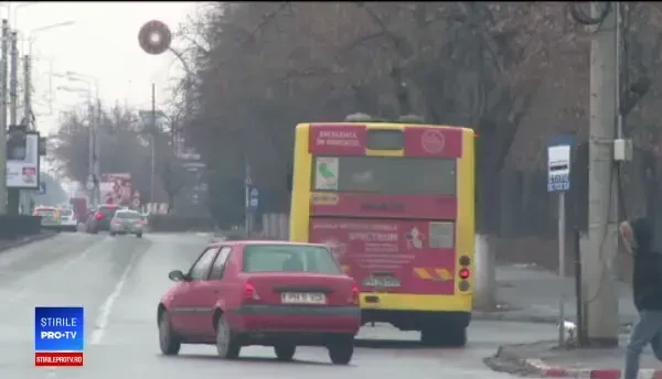 Cum a fost posibil ca o fată să cadă pe geamul autobuzului, în Ploieşti. "Parcă e ghetou"