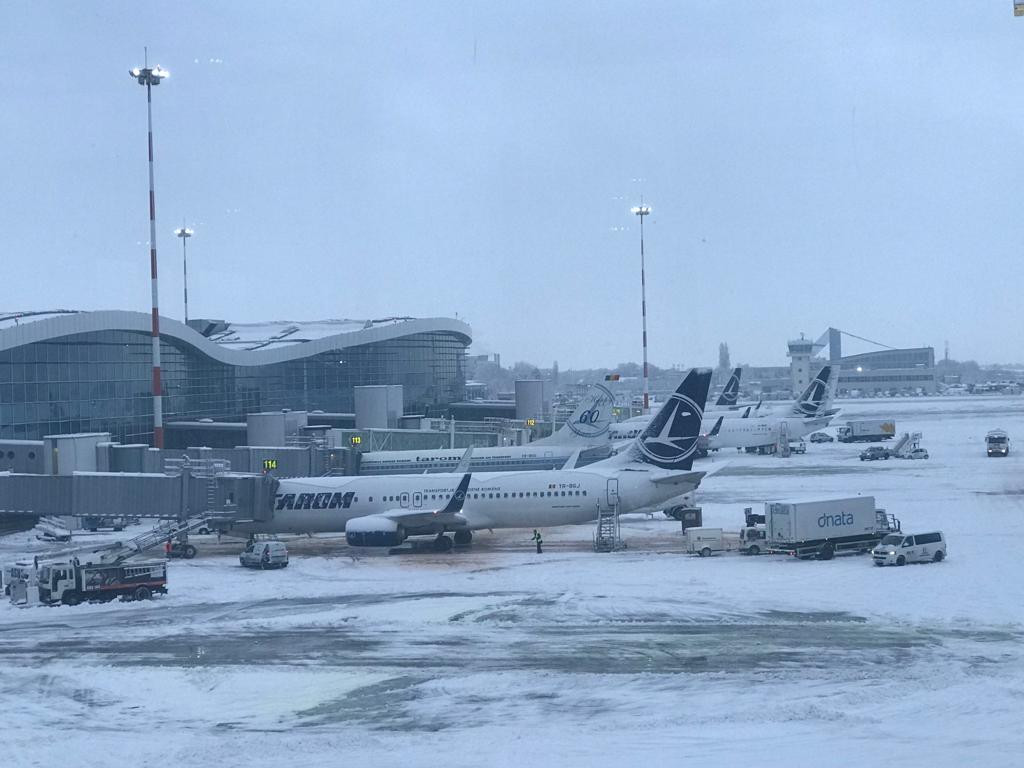 Probleme pe aeroporturi din cauza ninsorii. Cursele din Iași au fost suspendate