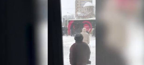 Imagini incredibile în Bacău. Oamenii au împins un autobuz pentru a pleca din stație