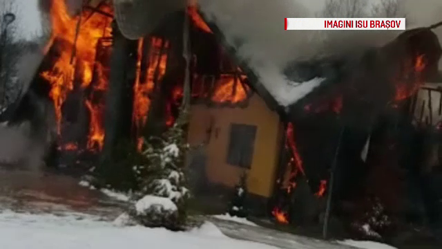 Pompierii brașoveni, nevoiți să se deplaseze pe jos pentru stingerea unui incendiu