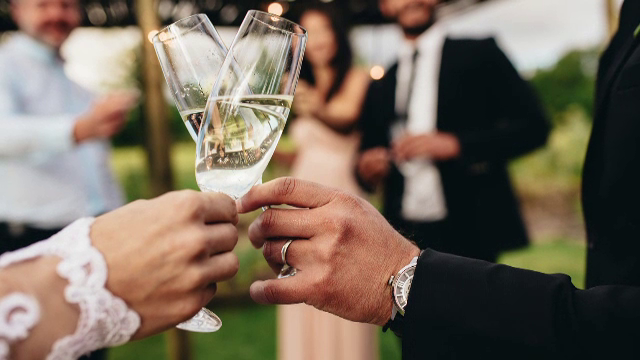 Momentul în care zeci de nuntași au sărit la bătaie din cauza muzicii. Reacția mirilor