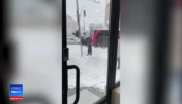 Imagini incredibile în Bacău. Oamenii au împins autobuzul pentru a pleca din stație