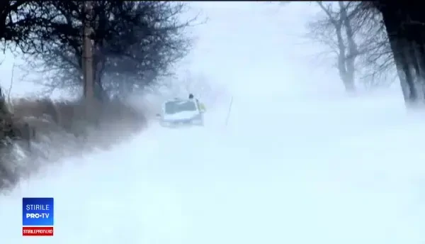 Ninsoarea abundentă a blocat 7 județe din Moldova. 2 drumuri naționale, închise