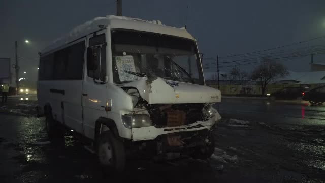 Accident grav pe DN1 între un microbuz şi o autoutilitară. Sunt 3 răniţi
