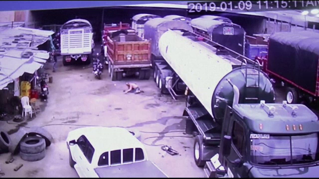 Momentul în care doi muncitori sunt aruncați de pe o cisternă, din cauza unei explozii