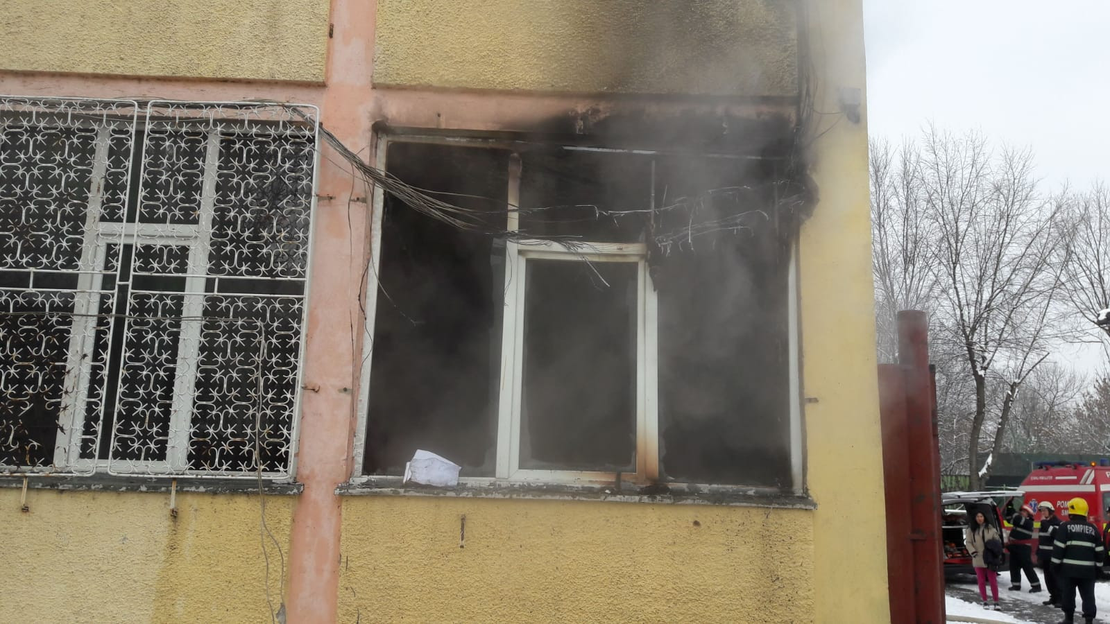 Incendiu într-o şcoală din Capitală. În clădire erau zeci de persoane