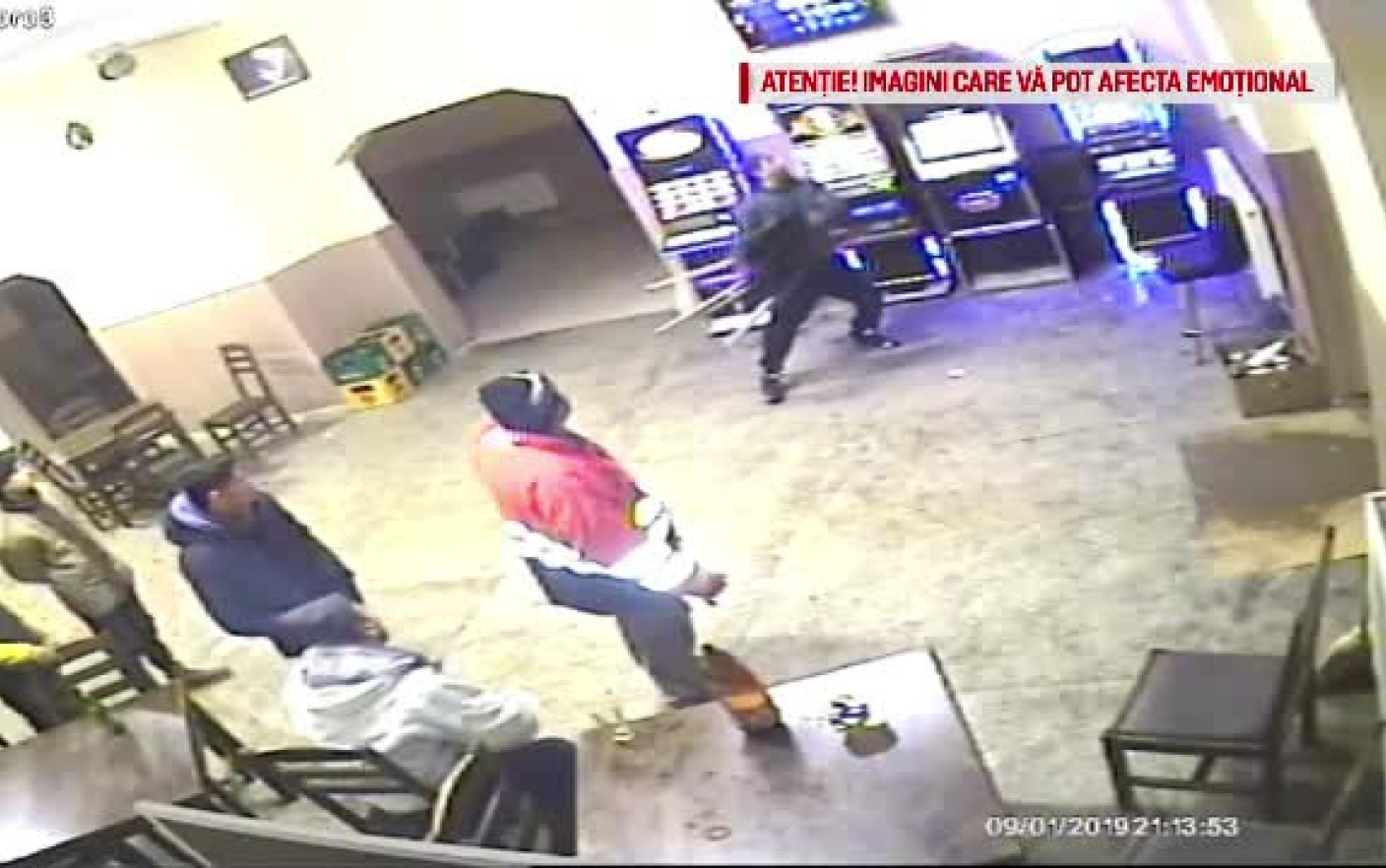 Supărat că nu a intrat ”speciala”, un bărbat a distrus păcănelele. Câți bani a pierdut