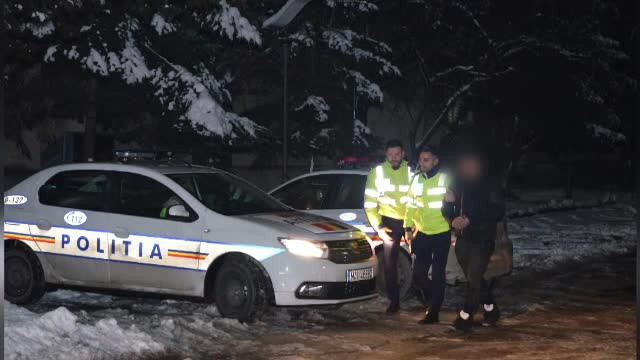 Un şofer băut a lovit 4 maşini şi a fugit. Explicaţia lui când a fost prins: "Alunecasem"