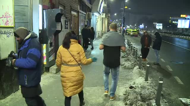 Explicaţiile tinerilor care se plimbă prin oraş în tricou sau fustă, la -10 grade