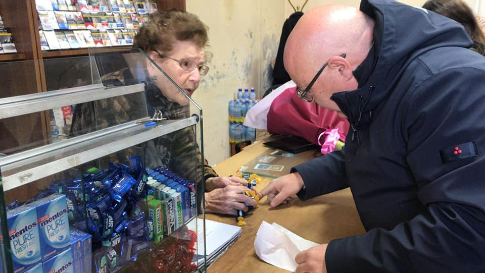 La 90 de ani, o femeie a pus pe fugă un hoț care o amenința cu cuțitul