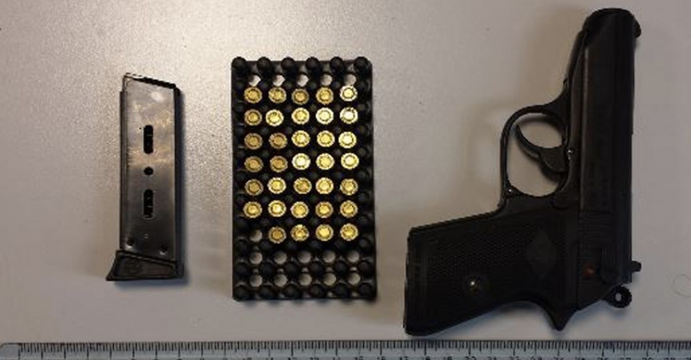 Român din Italia, reclamat fiindcă venea cu pistolul la muncă. Ce s-a găsit acasă la el