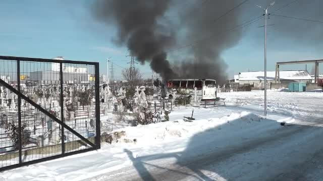 Scene bizare în Buzău. Un autobuz a ars complet într-un cimitir
