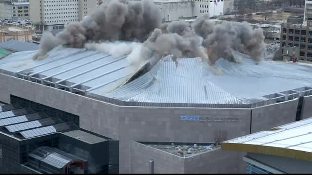 Demolare spectaculoasă a unei arene de baschet. Cum au fost protejate clădirile vecine