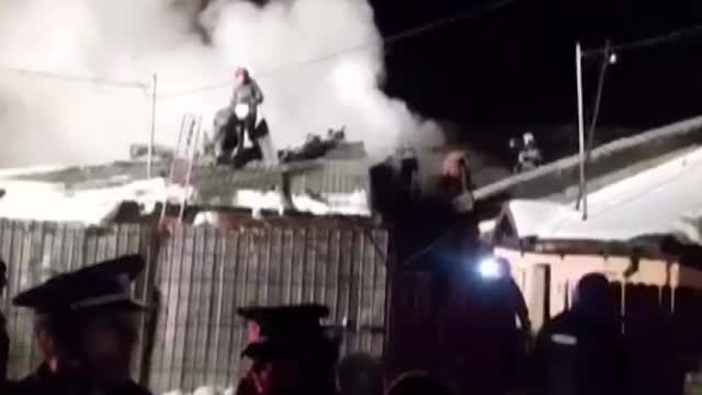 Trei case au luat foc în Ploieşti, într-un cartier fără hidranţi