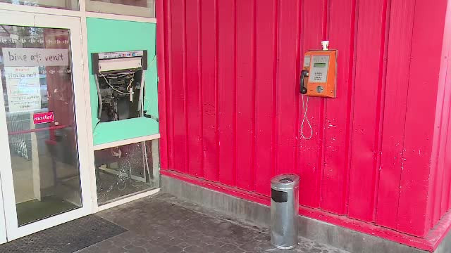 ATM spart de bărbaţi mascaţi, care au fugit cu o maşină. Au umplut trotuarul de bani