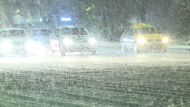 Nămeții ating 50 de centimetri pe trotuare. Zonele din ţară în care zăpada da mari bătăi de cap